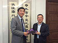 Prof. Joseph Sung (left), Vice-Chancellor of CUHK, presents a souvenir to Mr. Zhang Jianren